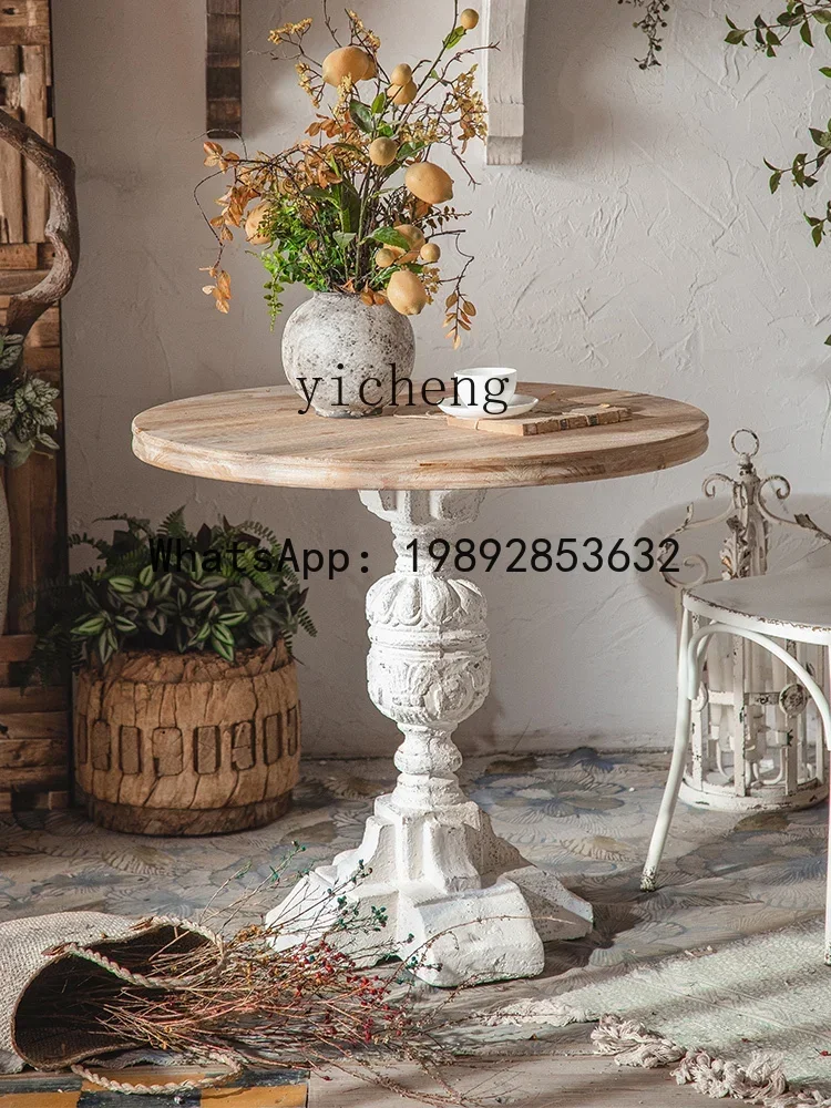 Photography Website - Tavolino rotondo piccolo rosso in stile